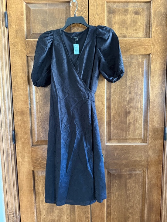 Ann Taylor Dresses & Skirts - Ann Taylor Black Textured V-Neck Dress - Women's Size 10 Petite